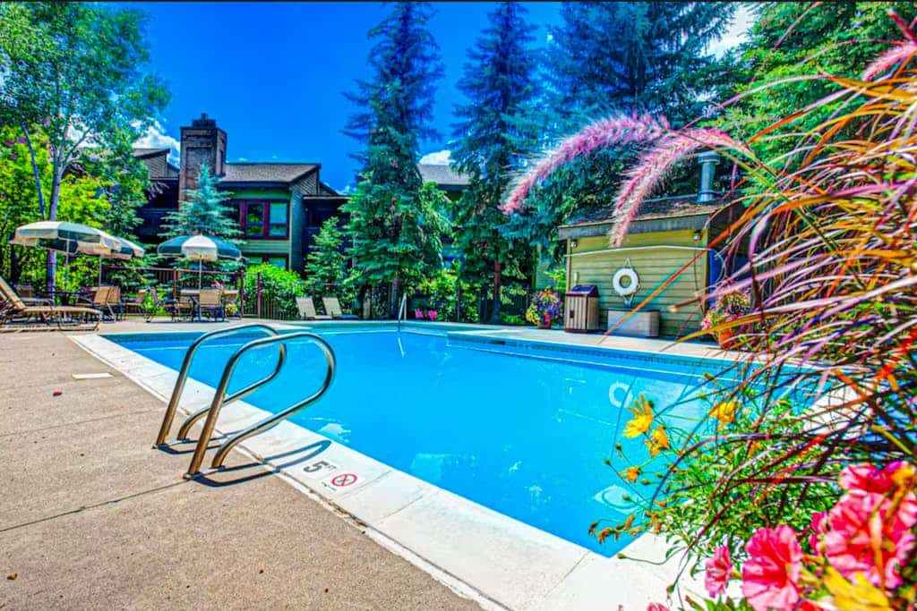 Updated condo with pool, hot tubs & washer/dryer - steps from Steamboat lift