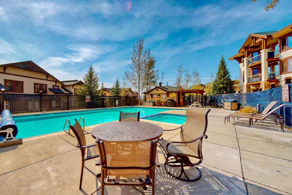 Walk to the Gondola Enjoy a Fireplace, W/D, Shared Hot Tubs, Pool, & Shuttle