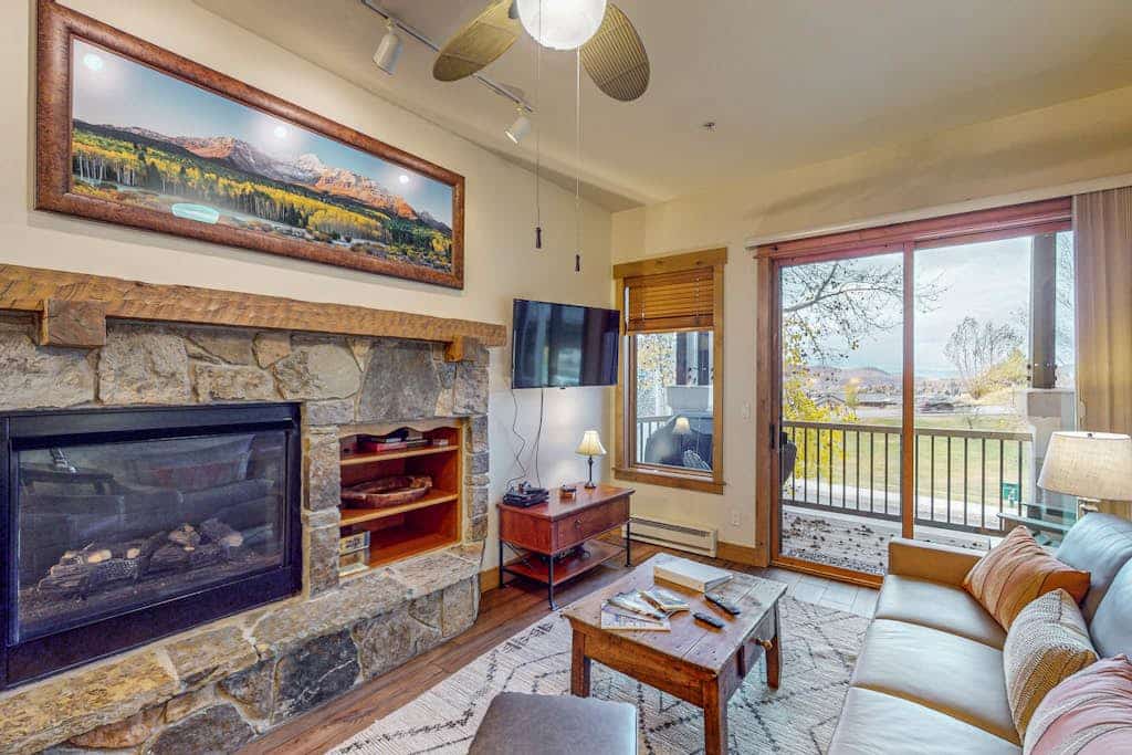 Walk-to-lift condo w/ fireplace, W/D & shared pool/hot tubs/ski shuttle/gym