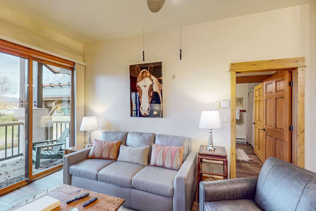 Walk-to-lift condo w/ fireplace, W/D & shared pool/hot tubs/ski shuttle/gym