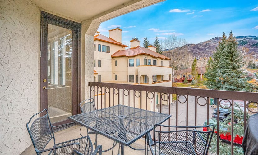 Cute condo w/ shared pool, hot tub, ski lockers, fitness & winter shuttle