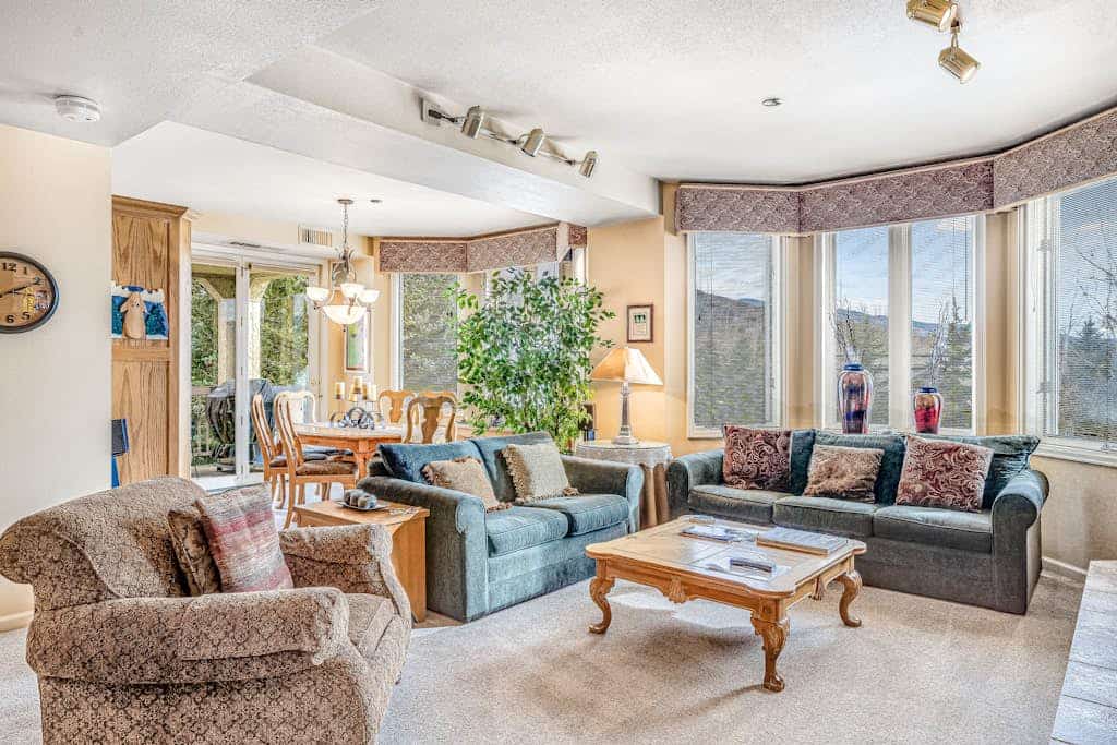 Cute condo w/ shared pool, hot tub, ski lockers, fitness & winter shuttle
