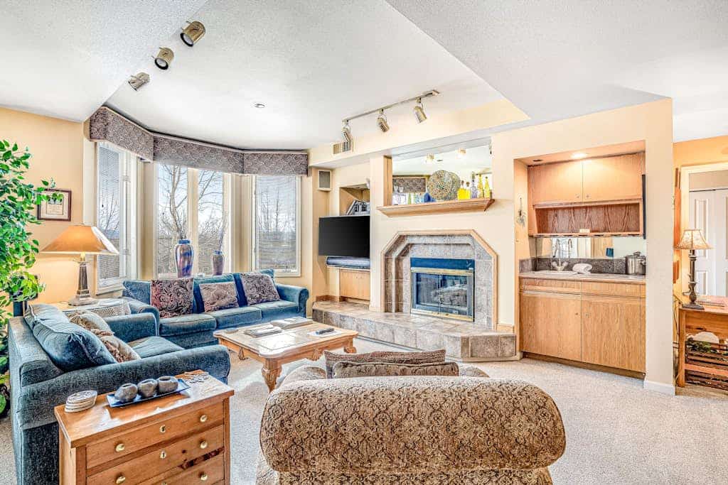 Cute condo w/ shared pool, hot tub, ski lockers, fitness & winter shuttle