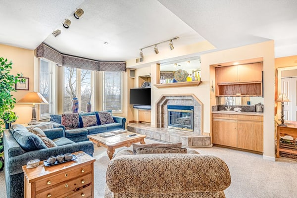 Cute condo w/ shared pool, hot tub, ski lockers, fitness & winter shuttle
