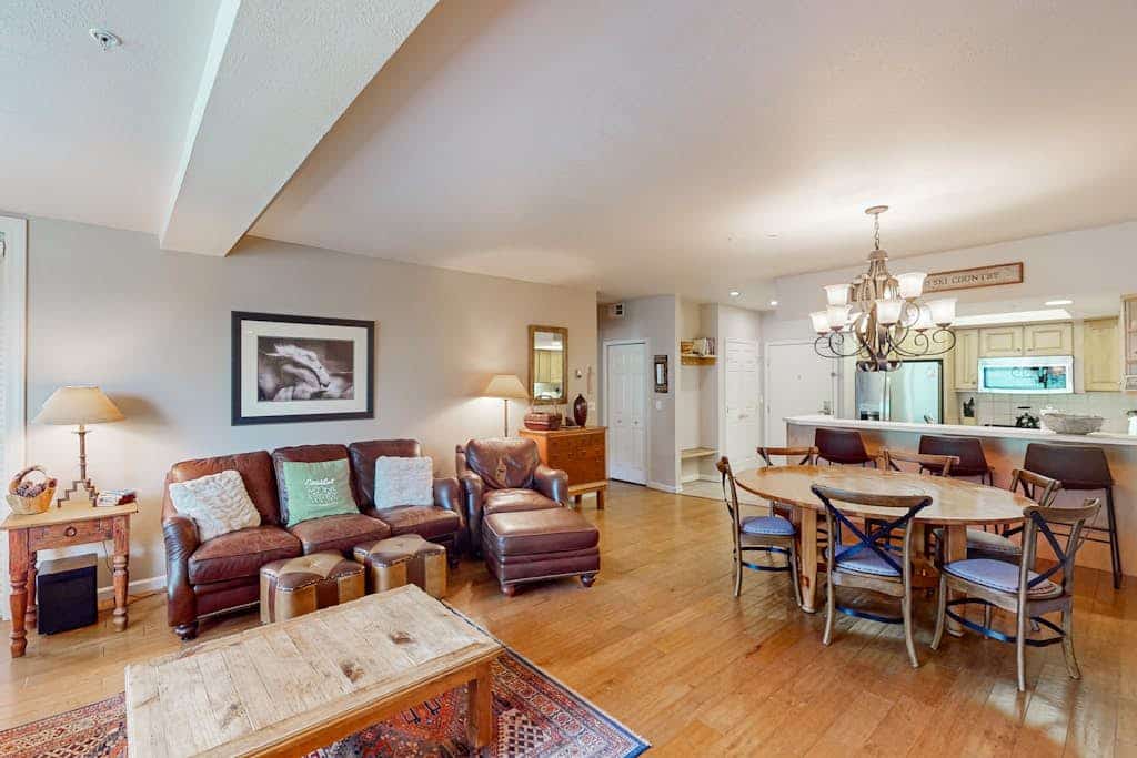 Lovable condo w/ winter shuttle & shared hot tub, pool, fitness & ski lockers