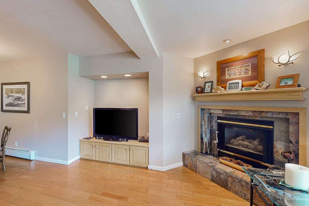 Lovable condo w/ winter shuttle & shared hot tub, pool, fitness & ski lockers
