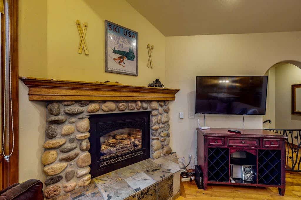 Three-Story Townhouse near the Mountain w/Private Hot Tub