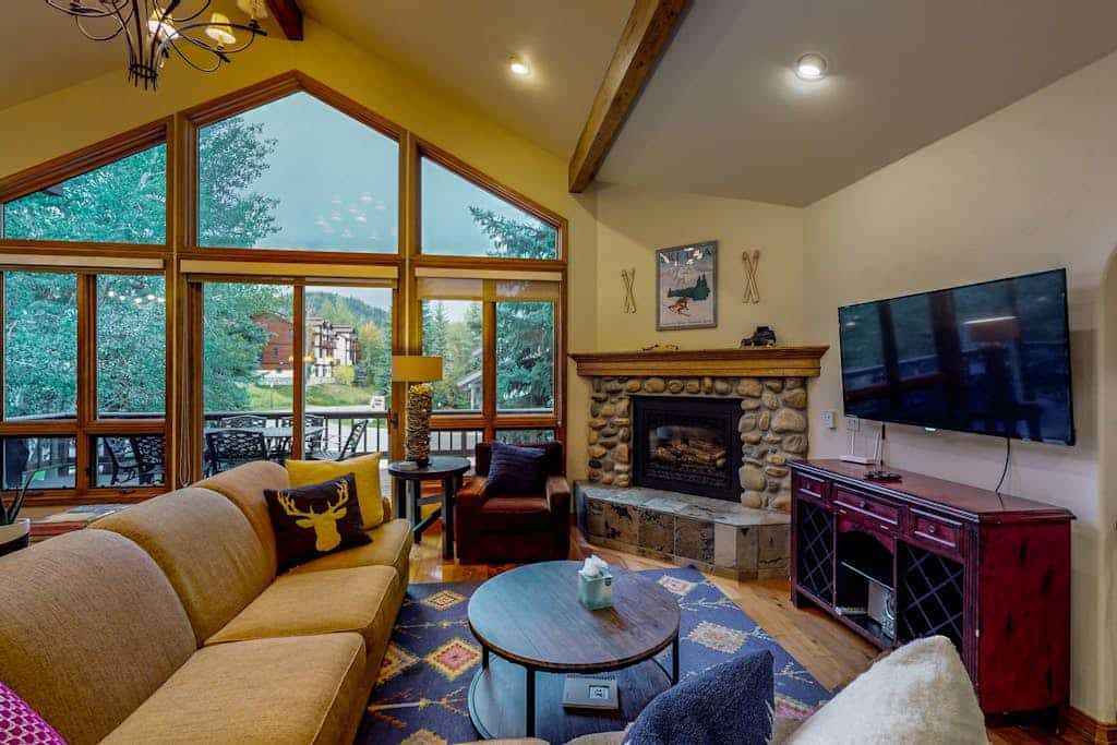 Three-Story Townhouse near the Mountain w/Private Hot Tub