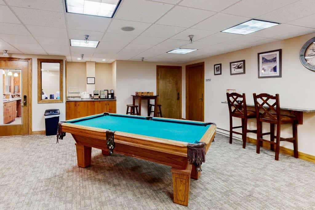 Cozy condo next to gondola with hot tub, pool & high-speed WiFi