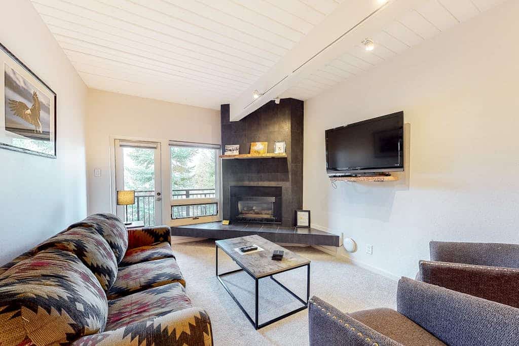 Beautifully updated ski-in/ski-out condo with fireplace, WiFi, & hot tub