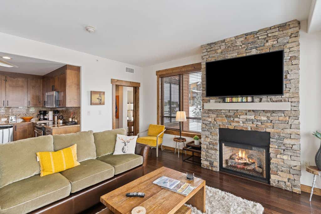 Luxurious corner condo w/ view & shared pool, hot tubs, game room & more