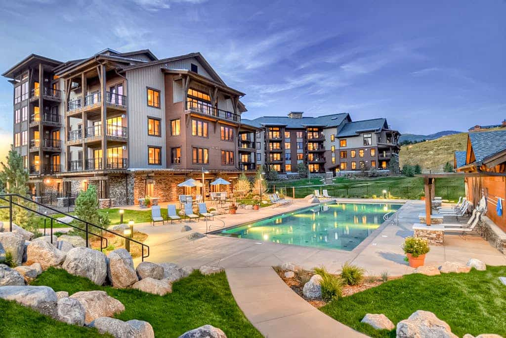 Exquisite upscale studio w/private balcony, gondola access, shared hot tubs/pool