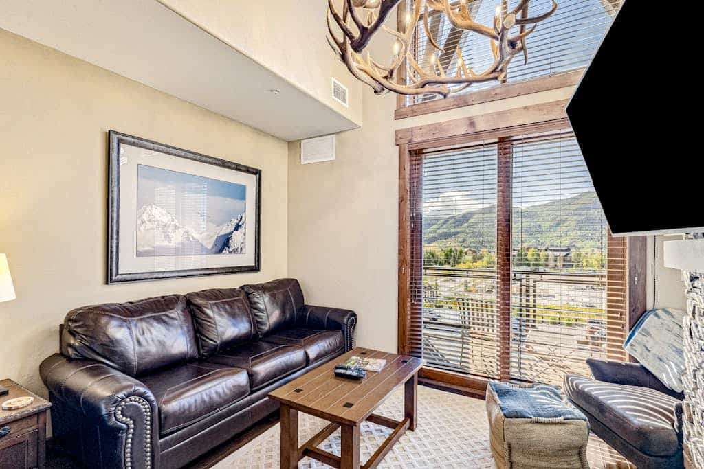 Exquisite upscale studio w/private balcony, gondola access, shared hot tubs/pool