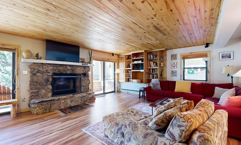 Charming condo with mountain views, washer/dryer, & shared hot tub
