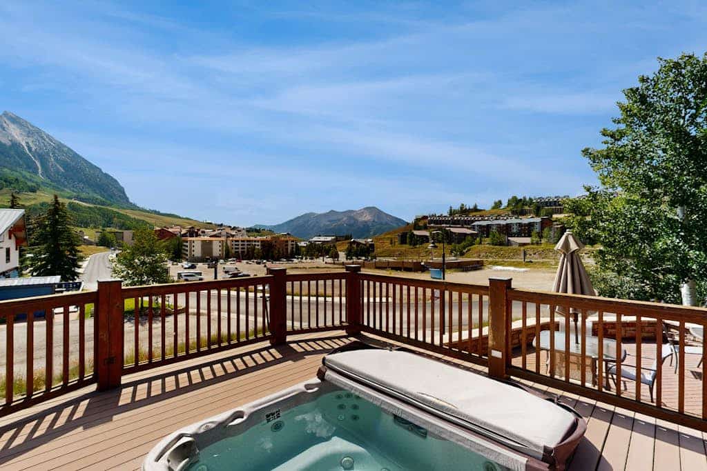 Charming condo with mountain views, washer/dryer, & shared hot tub