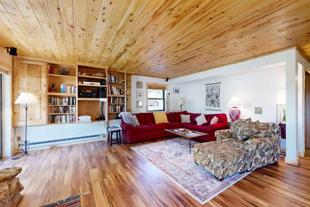 Charming condo with mountain views, washer/dryer, & shared hot tub