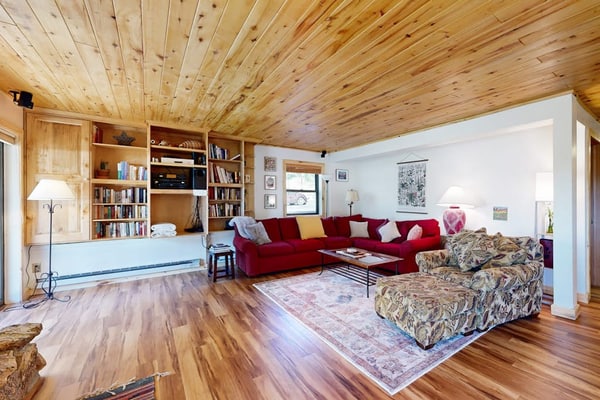 Charming condo with mountain views, washer/dryer, & shared hot tub