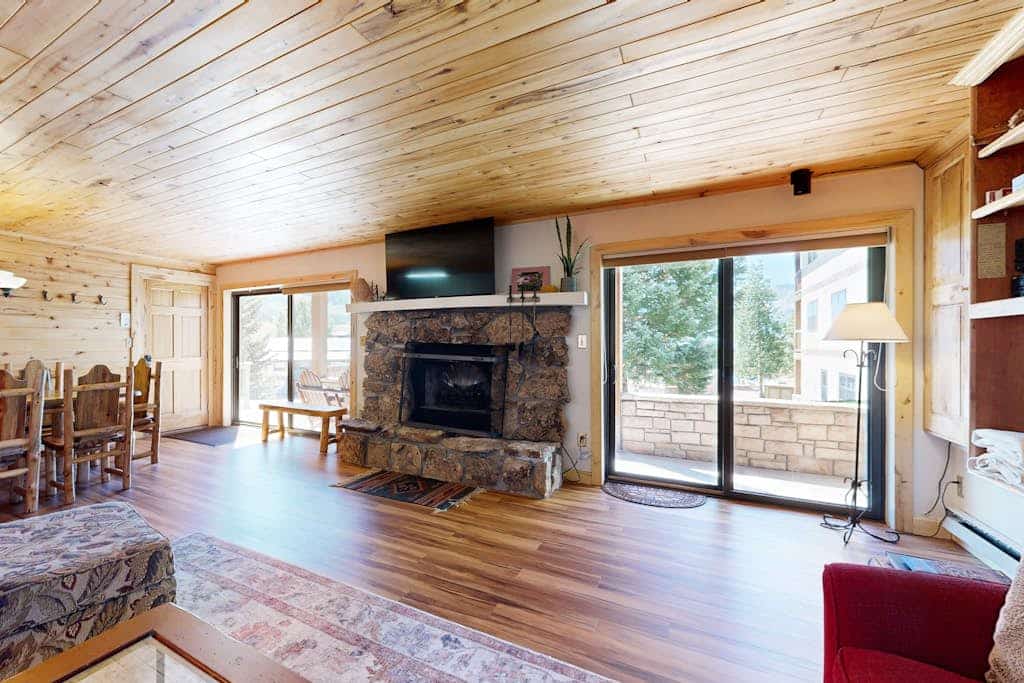 Charming condo with mountain views, washer/dryer, & shared hot tub