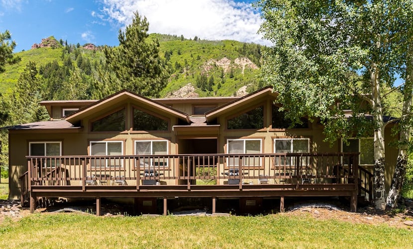 Cozy cabin w/ shared natural hot spring hot tub - nature preserve across river