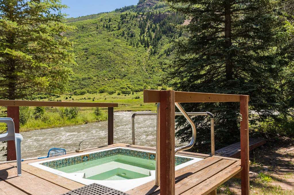 Cozy cabin w/ shared natural hot spring hot tub - nature preserve across river