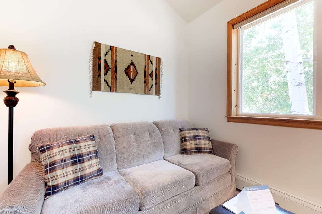 Cozy cabin w/ shared natural hot spring hot tub - nature preserve across river