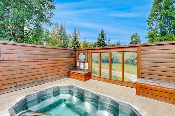 Lovely getaway with, hot tubs & gym - close to lifts & activities