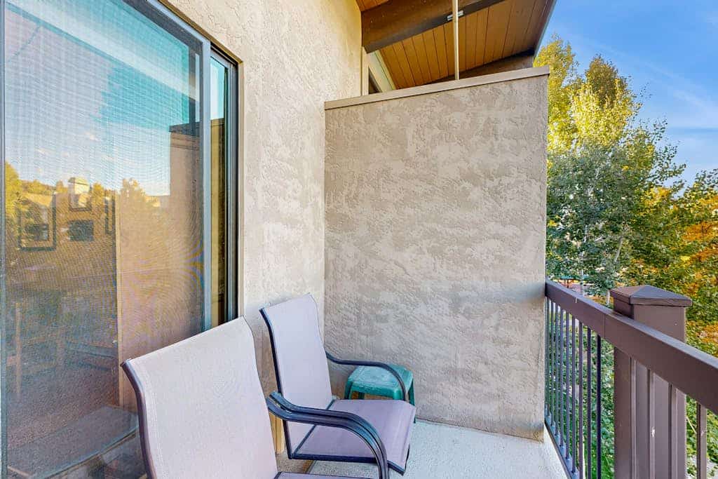 Ski-In/Out Top-Floor Condo w/Free WiFi, Fireplace, and Shared W/D, Hot Tub, Pool