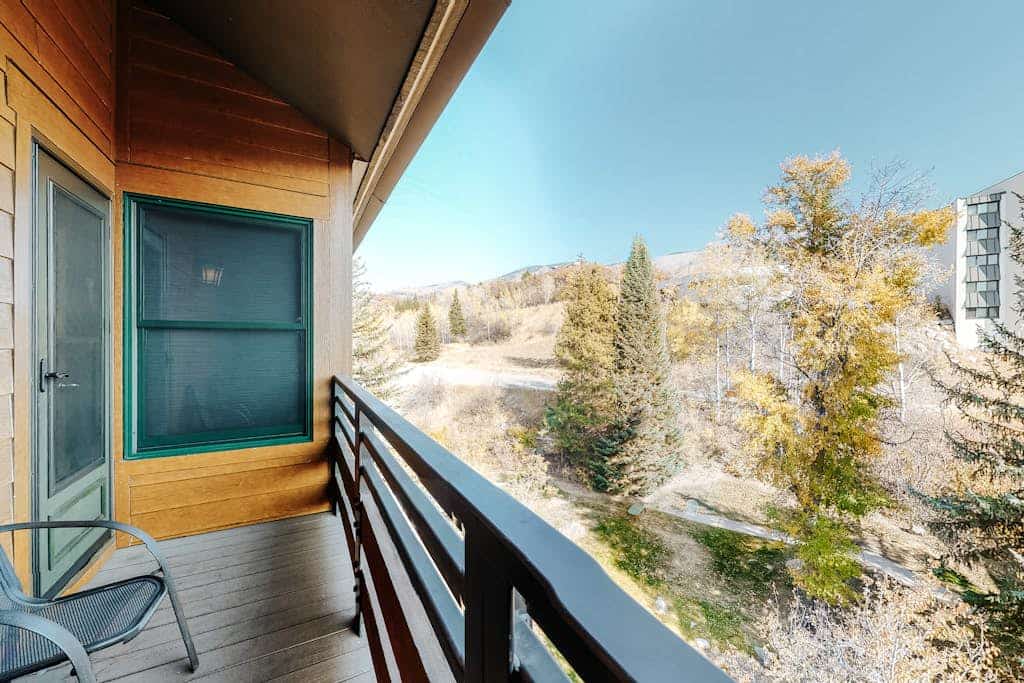 Open & spacious ski condo with fireplace & hot tub - near the slopes