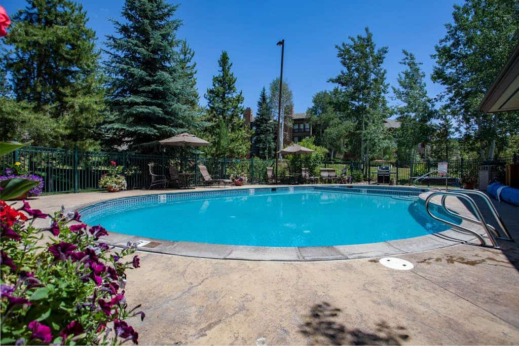 Canyon Creek A205 - Idyllic Ski Condo w/ Fast WiFi & a Gas Fireplace plus Shared Pool & Hot Tub