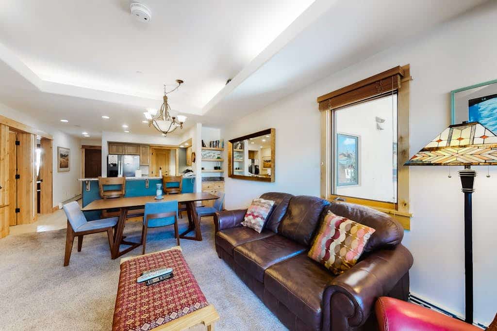 Canyon Creek A205 - Idyllic Ski Condo w/ Fast WiFi & a Gas Fireplace plus Shared Pool & Hot Tub