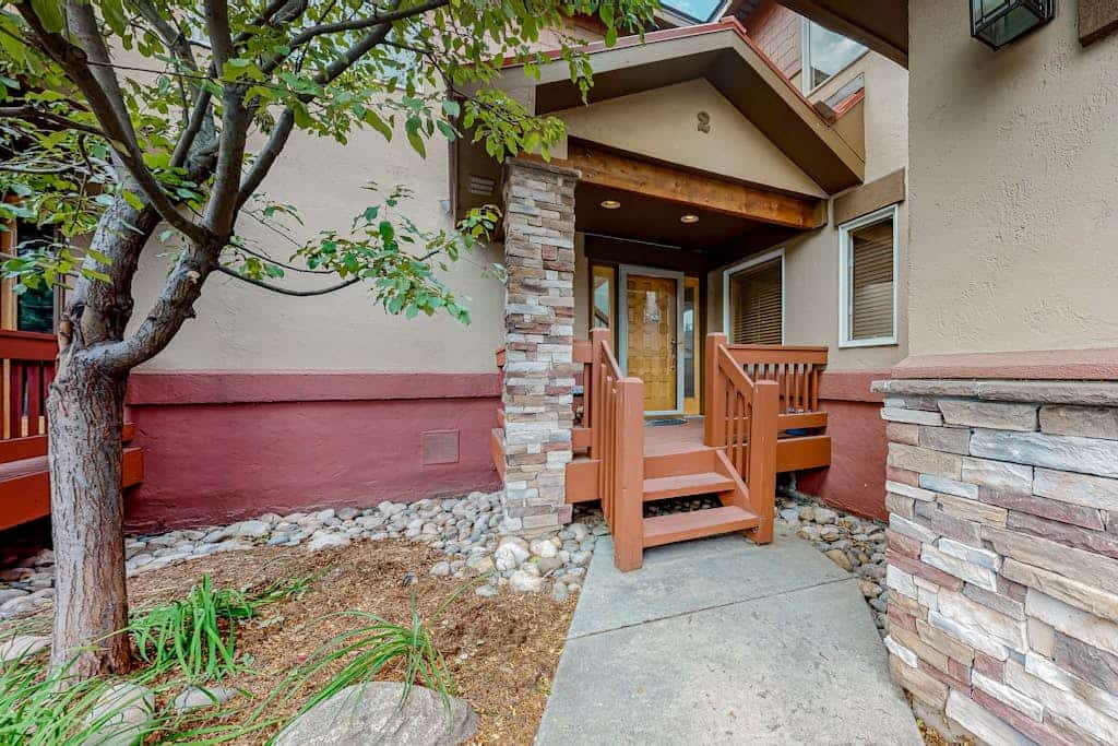 Luxurious townhome w/shared hot tub, private shuttle to lifts, free WiFi