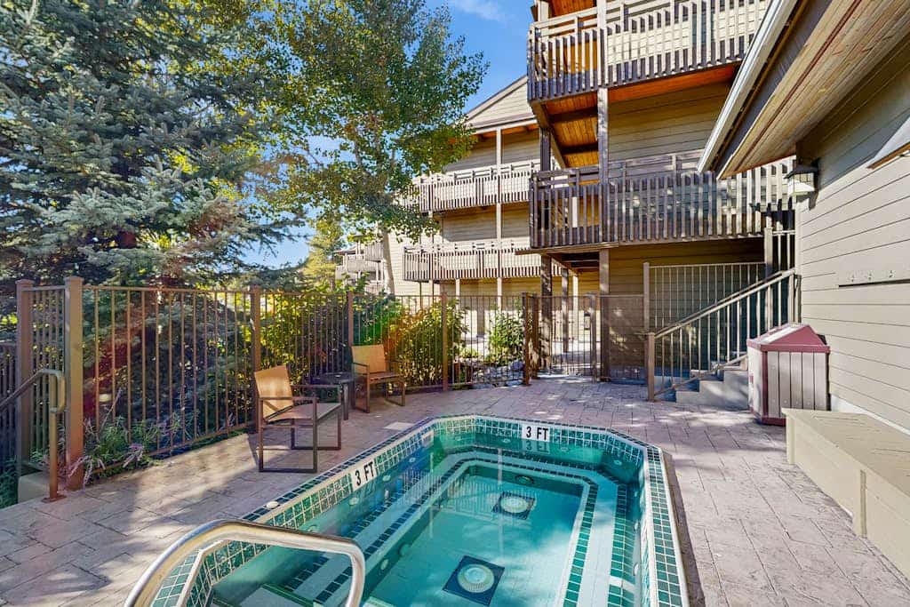 Beautiful mountain condo with balcony, deck, hot tub & pool & washer/dryer