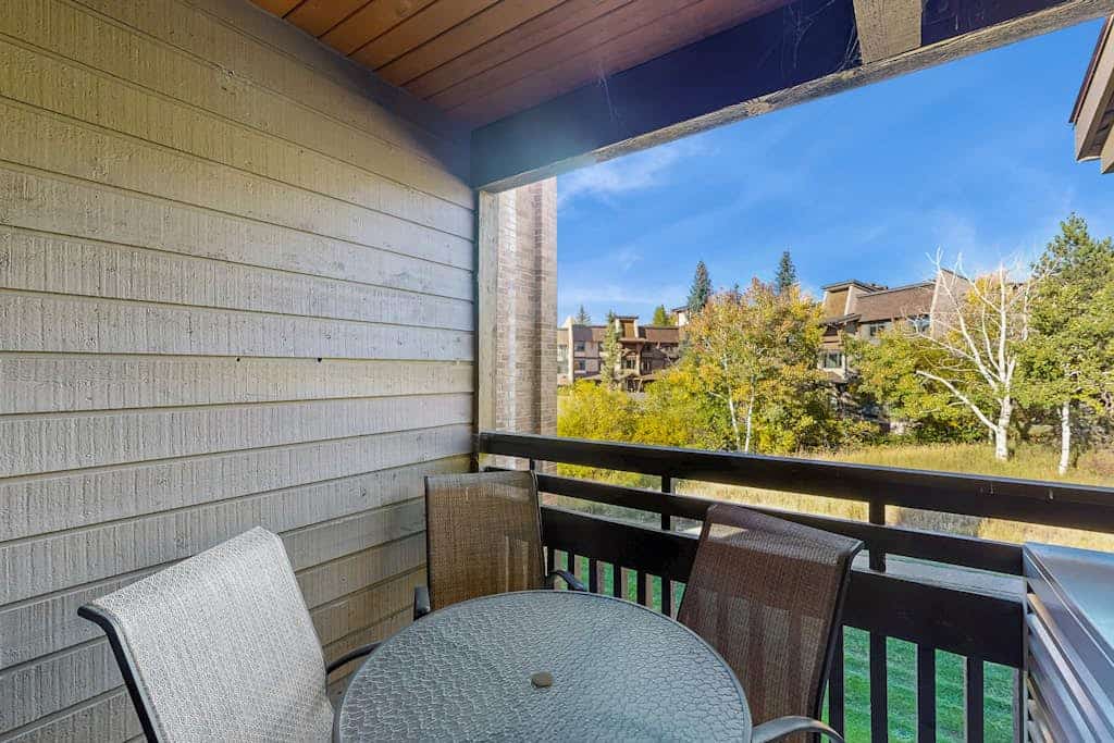 Beautiful mountain condo with balcony, deck, hot tub & pool & washer/dryer