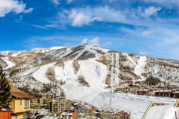 Remodeled condo with mountain views, balcony, & hot tub access