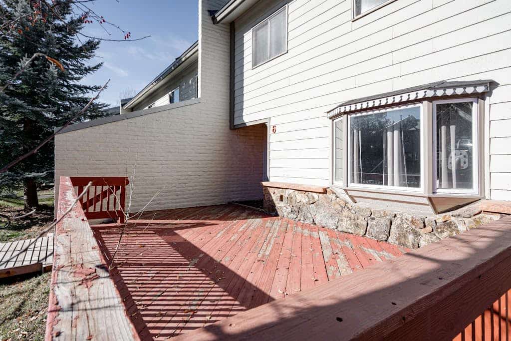Family-Friendly Townhome with Shared Pool/Hot Tub, Deck, Fireplace, & Fast WiFi
