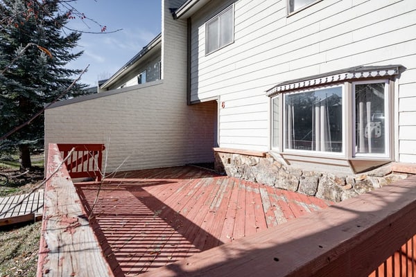 Family-Friendly Townhome with Shared Pool/Hot Tub, Deck, Fireplace, & Fast WiFi
