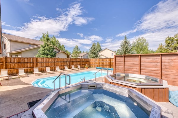 Family-Friendly Townhome with Shared Pool/Hot Tub, Deck, Fireplace, & Fast WiFi