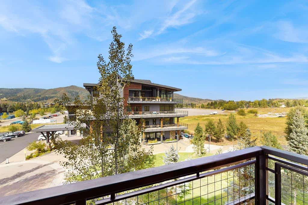 High-End Condo w/ WiFi, AC, Fireplace & Shared Pool/Hot Tubs/Gym - Walk to Lifts