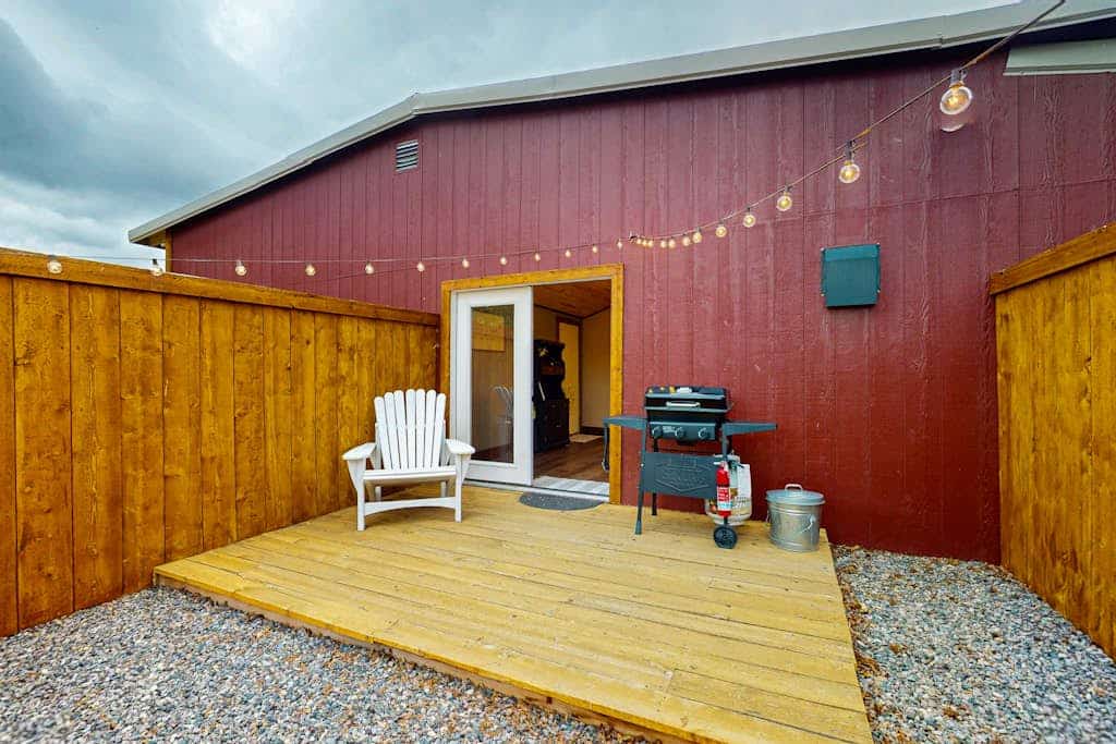 Cozy apartment with full kitchen, patio, grill & convenient location