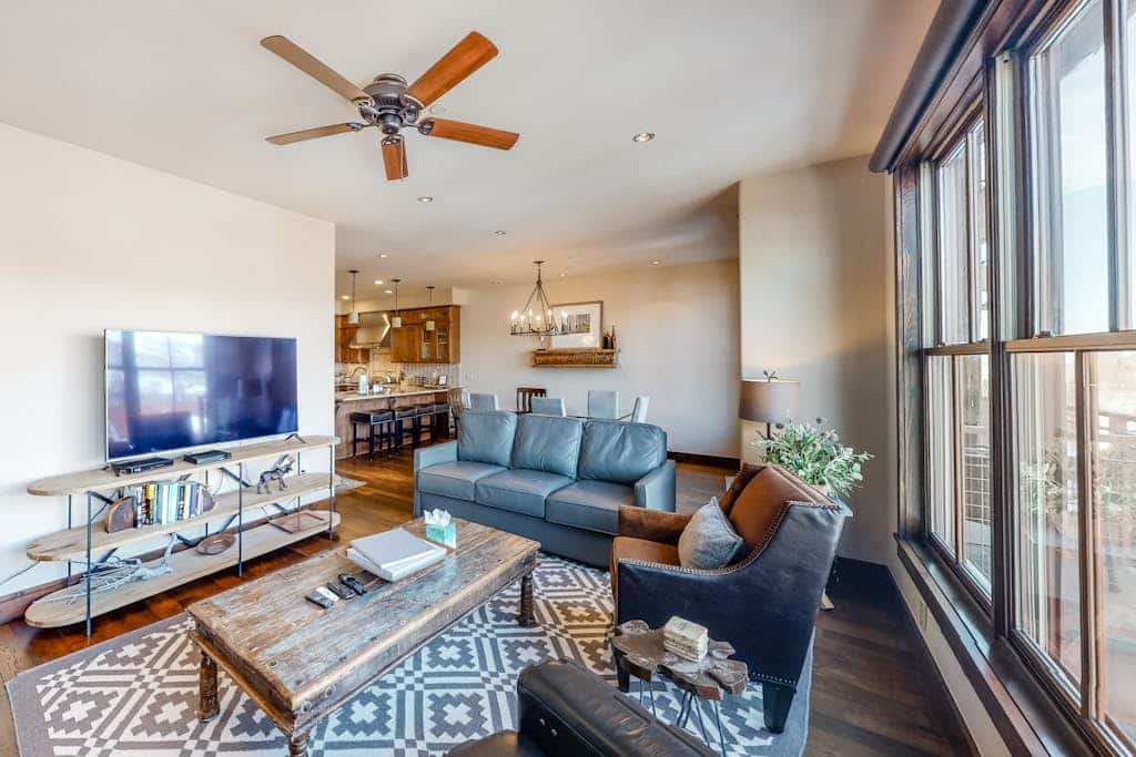 Warm & comfortable mountain condo in ski-in/out complex with balcony