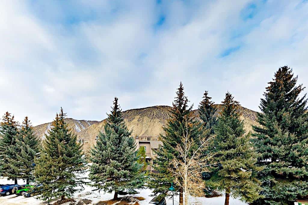 Stylish mountain view condo w/ balcony - walk to Skiing, Lake, Downtown Avon