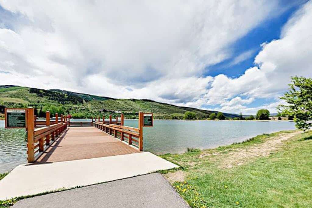 Stylish mountain view condo w/ balcony - walk to Skiing, Lake, Downtown Avon