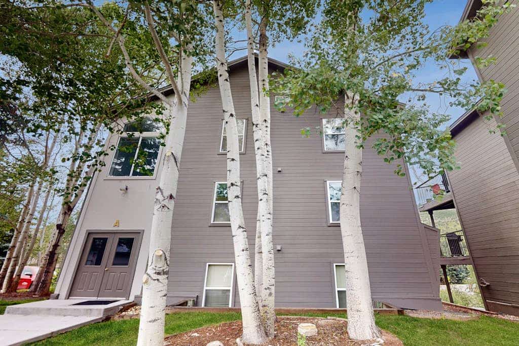 Luxe dog-friendly condo with river views - Walk to slopes