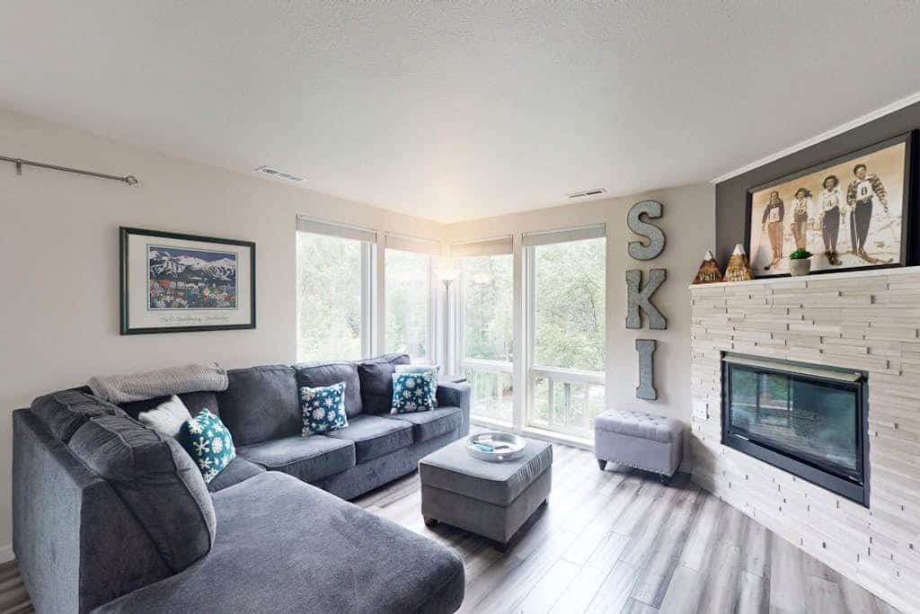 Luxe dog-friendly condo with river views - Walk to slopes