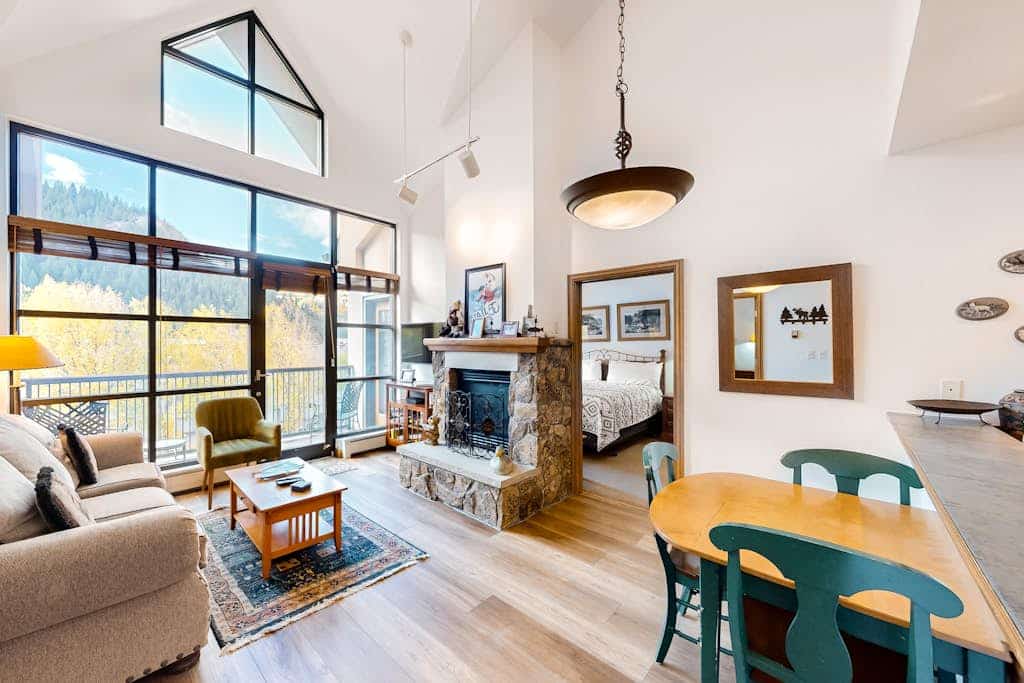 Beautiful condo with gas fireplace, WiFi, private washer/dryer, & mountain view