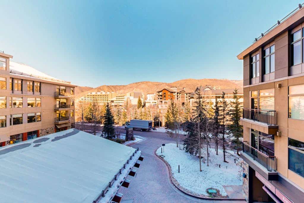 Beautiful third-floor condo steps from river & gondola with hot tub & pool