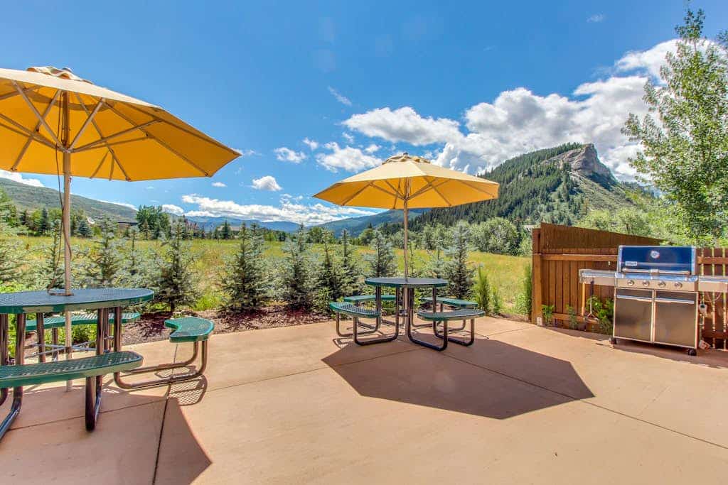 Beautiful third-floor condo steps from river & gondola with hot tub & pool