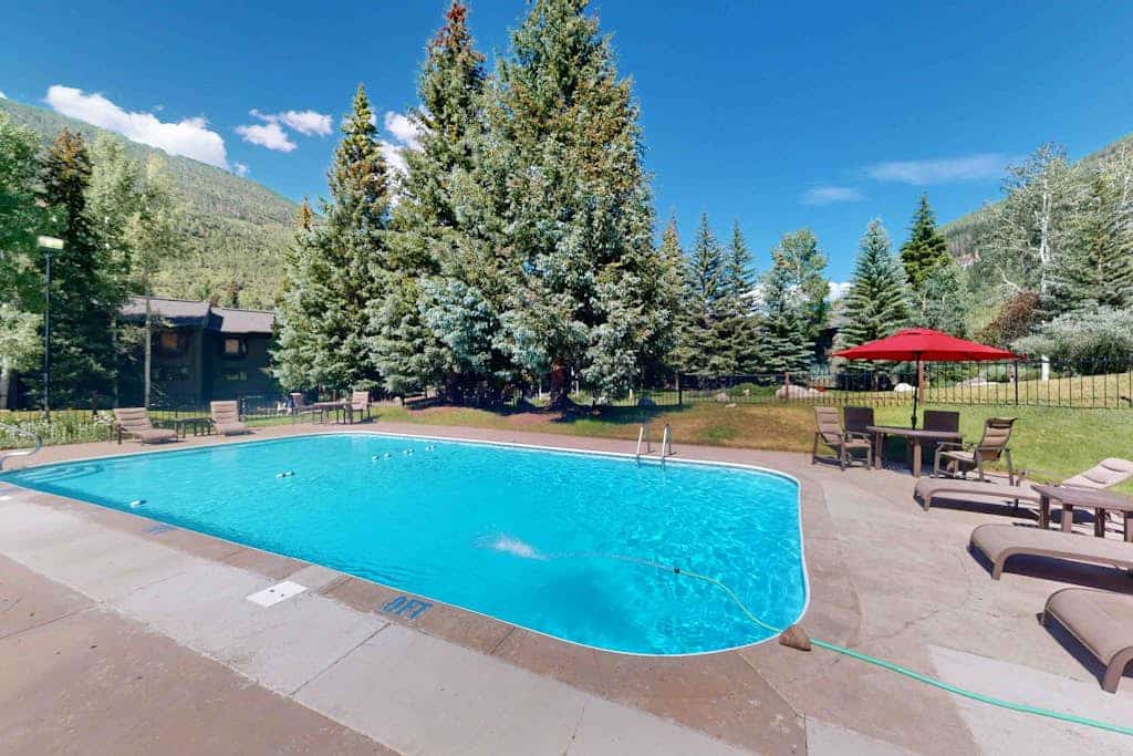 Fourth-floor, mountain view condo with hot tub & pool, next to golf/Nordic ski