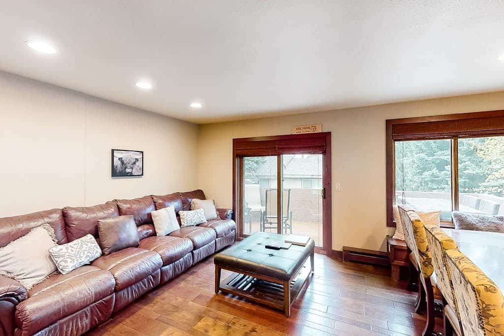 Delightful ski condo with private hot tub, easy slope access & modern interior