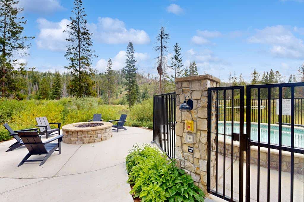 Modern Condo—Hot Tub, Grill, Close to Skiing & Downtown Fun